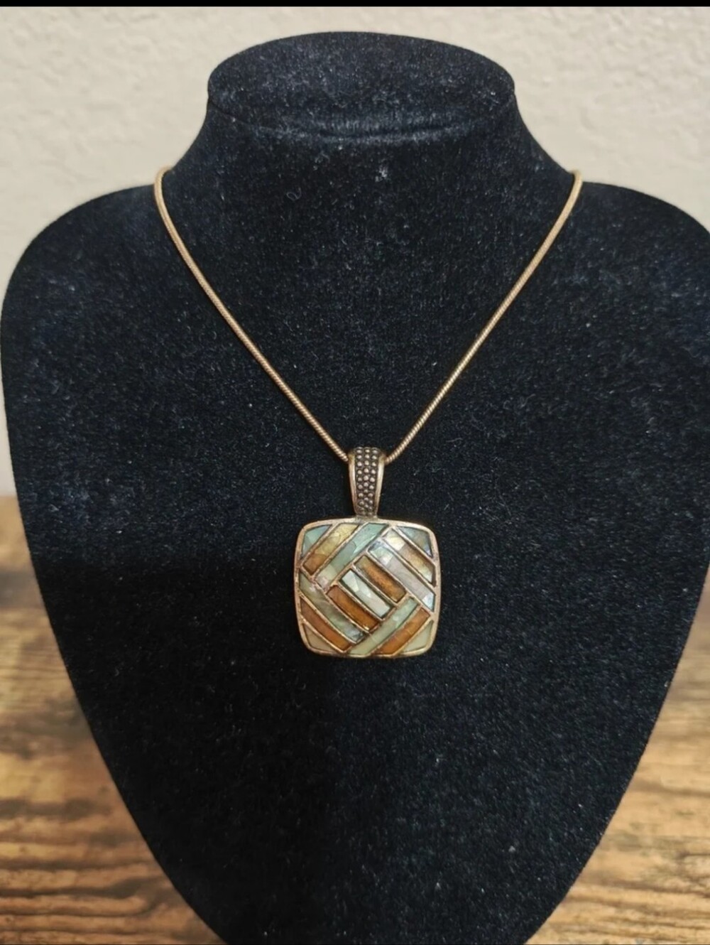 Early 2000s Lia Sophia Gold Tone Mother of Pearl Mosaic Slide Pendant Necklace